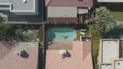 Woman Lays On Floaty In Pool Vidéo 208730001
