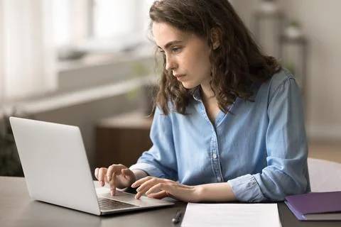 Woman learn new program, software or educational platform using laptop Stockfoto's