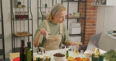 Woman learning to make perfume with computer, girl using Internet , laptop Vidéo 256876649
