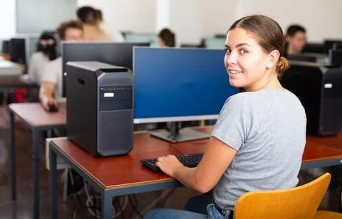 Woman learning to use software in computer class Foto stock