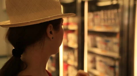 Woman in liquor store 動画素材 5299456