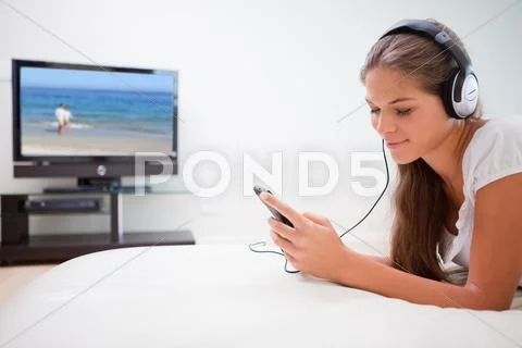 Woman listening to music on her mp3 player Stock Photos