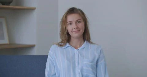 The woman listens while looking at the camera and nods her head approvingly Видео 140024775