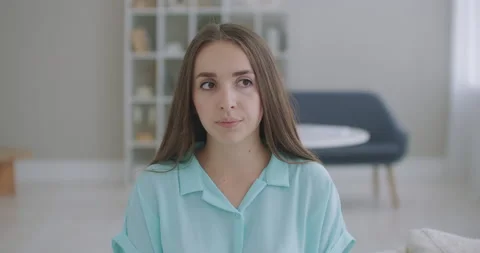 The woman listens while looking at the camera and nods her head approvingly Видео 140960021
