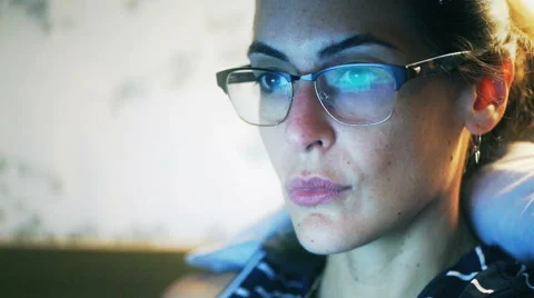 Woman look at a computer screen Stock-Footage 52427370