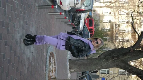 Woman looking at camera Stock-Footage 170300799