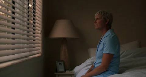 Woman looking out window. Vidéo 88369974