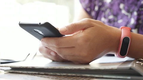 Woman looking something in the smartphone. 動画素材 77634254