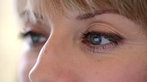 Woman looks a computer, Close-up Reflection of a laptop screen in the eyes Stock Footage 43731044