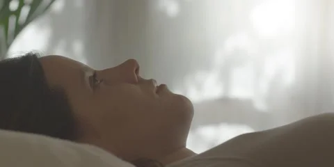 Woman lying in bed. Looking at thinking awake thoughts. Vídeos de archivo 139206676