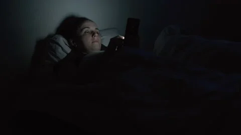 Woman Lying in Bed Using Smartphone at Late Night Vídeo Stock 171379765