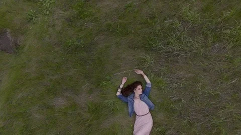 Woman lying on grass 库存影片 76589422