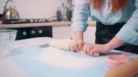 A woman makes dough. Vídeo Stock 343874161