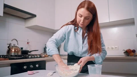 A woman makes dough. Vidéo 343875164