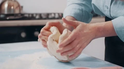 A woman makes dough. Видео 343875497