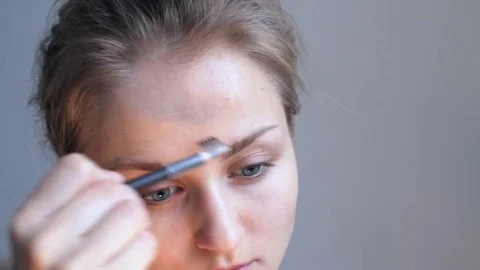 Woman making eyebrow correction 스톡 동영상 71590929