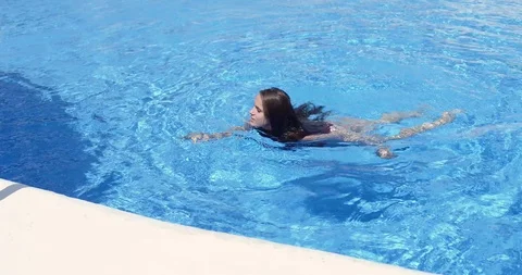 Woman Making Funny Faces While Swimming Video stock 110216657