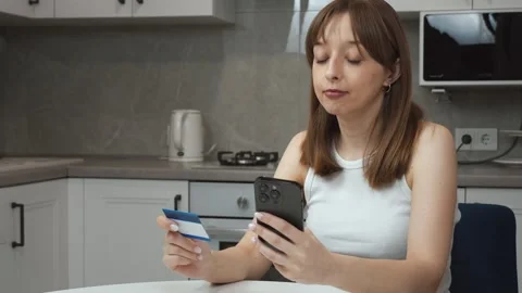 Woman making online payment using credit card and smartphone 库存影片 313295228
