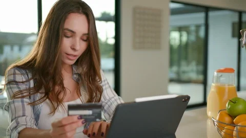 Woman making a payment using an iPad Pro Видео 101489955