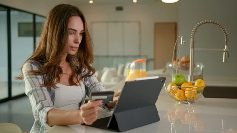 Woman making a payment using an iPad Pro  스톡 동영상 101490324