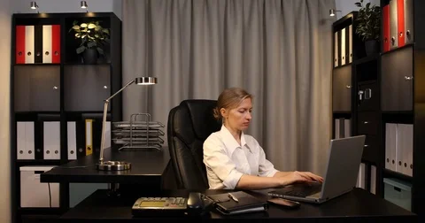 Woman Manager Work Laptop Talking Mobile Phone Negative Answer Bad News No Sign 스톡 동영상 72761925