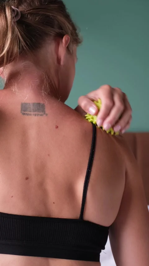 Woman massaging her neck with a trigger point ball for pain relief and wellness Vídeo Stock 344515844