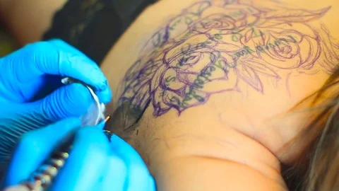 Woman master tattoo on back Vidéo 80550414