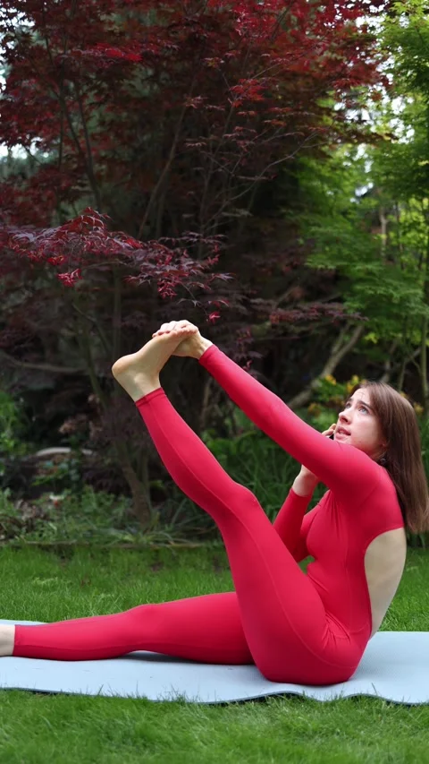 Woman multitasks during yoga highlighting nonstop modern lifestyle Vídeos de archivo 336529734