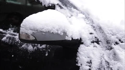 Woman open car using remote controller. Close up of woman hold car key. Winter Vídeos de archivo 147331045