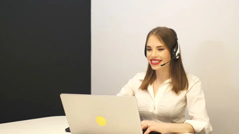 Woman operator work in customer support service center. Smile and talk,  Vidéo 98342087