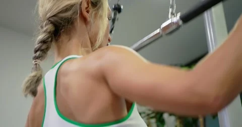 Woman Performing Lat Pulldown Exercise at the Gym 스톡 동영상 323381040