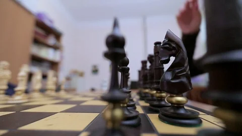 Woman playing chess Vidéo 85705754