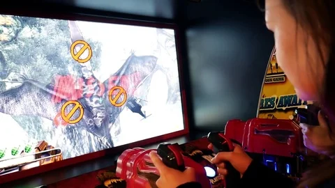 Woman playing computer game 库存影片 73235597