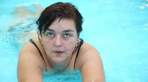 Woman in pool 6 動画素材 33187530
