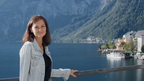 Woman posing for the camera in Hallstatt Video stock 125199520