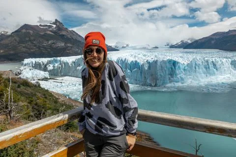 A woman posing at the viewing platform in front of Perito Moreno Glacier Foto stock