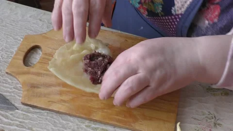 A woman prepares cabbage rolls 動画素材 148332090