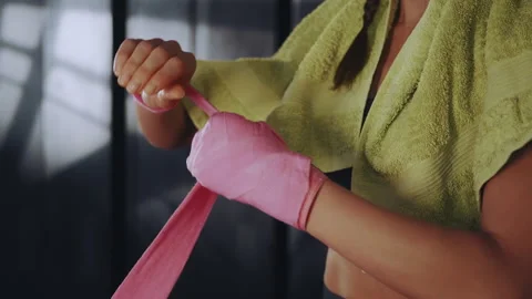Woman preparing for boxing session Vídeo Stock 346816488