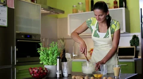 Woman preparing a cake in the kitchen Vídeos de archivo 11525228