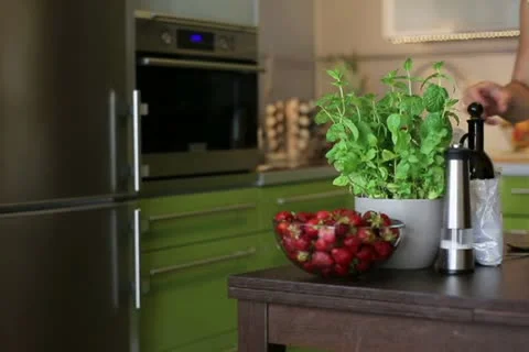 Woman preparing a cake in the kitchen Vídeos de archivo 11614701
