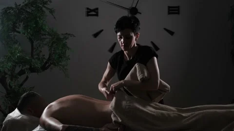 Woman preparing a client for a massage session Vidéo 169641288