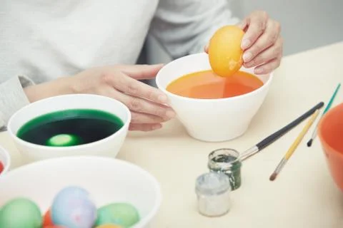 Woman preparing Easter eggs Foto stock