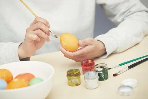Woman preparing Easter eggs Foto stock