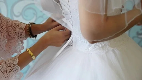 Woman preparing for wedding 库存影片 70912424