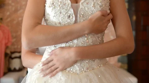 Woman preparing for wedding 库存影片 70912924