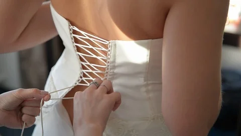 Woman preparing for wedding Видео 71386032