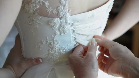 Woman preparing for wedding Видео 71386539