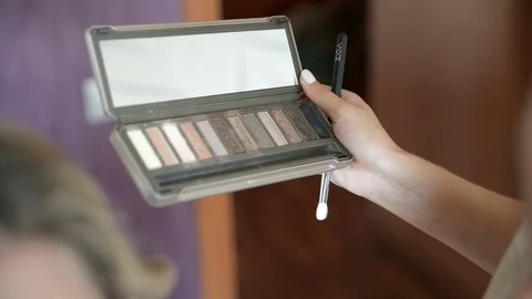 Woman preparing for wedding Видео 71387274