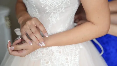 Woman preparing for wedding Видео 71387651