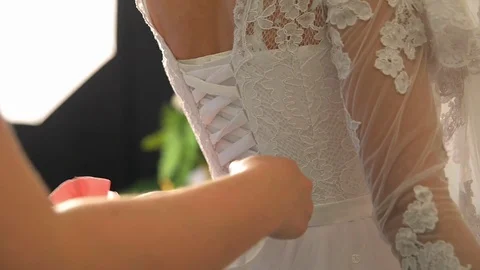 Woman preparing for wedding Видео 71388197